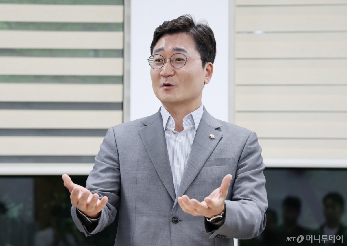 (대전=뉴스1) 김기태 기자 = 장철민 더불어민주당 국회의원(대전 동구)이 16일 대전시의회에서 기자회견을 열고 '대전 0시축제' 전면 재검토를 촉구하고 있다. 2025.7.16/뉴스1 Copyright © 뉴스1. All rights reserved. 무단 전재 및 재배포, AI학습 이용 금지. /사진=(대전=뉴스1) 김기태 기자