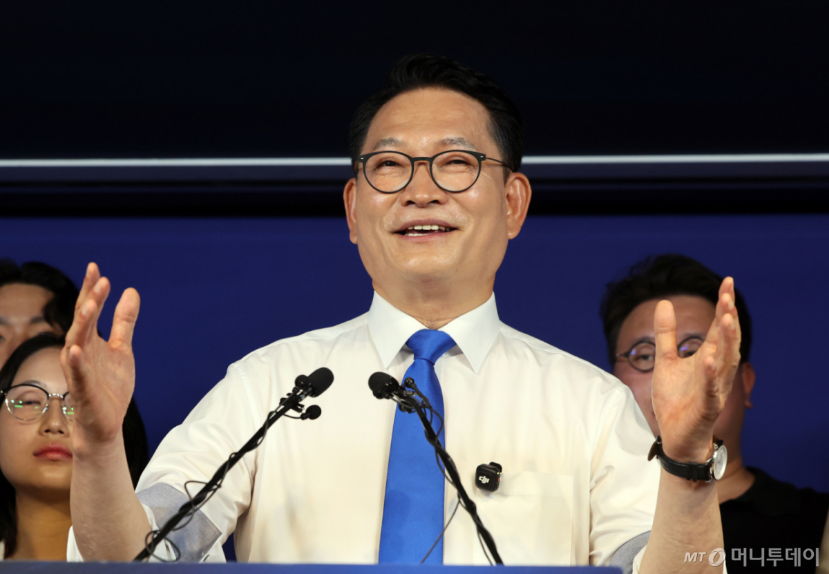 (서울=뉴스1) 황기선 기자 = 더불어민주당 당권주자인 송영길 전 대표가 8일 오전 서울 여의도 민주당 중앙당사에서 당대표 출마선언문 발표를 마치고 취재진 질문에 답하고 있다. 2026.7.8/뉴스1 Copyright © 뉴스1. All rights reserved. 무단 전재 및 재배포, AI학습 이용 금지. /사진=(서울=뉴스1) 황기선 기자