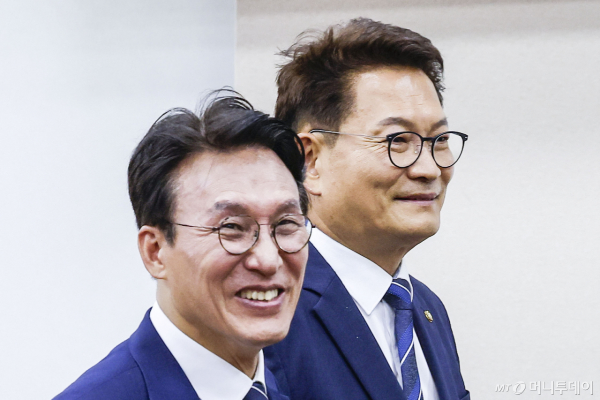 송영길 더불어민주당 의원과 김민석 의원이 6일 서울 여의도 국회에서 열린 국방위원회 전체회의를 마친 뒤 이동하고 있다./사진=뉴시스