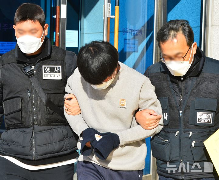 8일 청주지법 형사11부는 잔소리가 듣기 싫다는 이유로 잠든 어머니를 흉기로 살해한 혐의로 재판에 넘겨진 30대 아들에게 징역 18년을 선고했다. 사진은 모친을 둔기와 흉기로 살해한 30대 남성이 지난해 12월4일 청주지법에서 구속전 피의자 심문(영장실질심사)을 받은 뒤 나오고 있는 모습. /사진=뉴시스