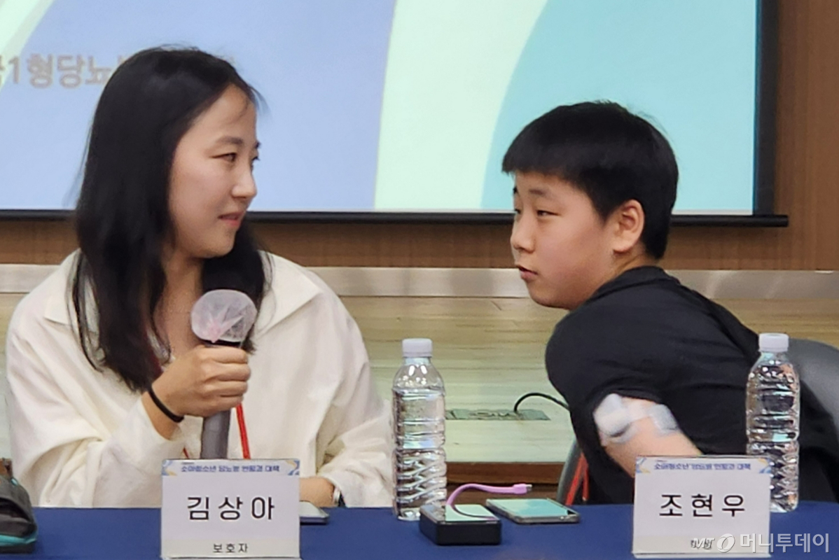8일 질병관리청이 서울 종로구 서울대병원 서성환연구홀에서 개최한 '소아청소년 당뇨병 현황과 대책' 출입기자단 아카데미에서 1형 당뇨병 환자 조현우군(12·초6)이 팔에 붙인 연속혈당측정기를 엄마 김상아(43)씨가 설명하고 있다. 조군은 지난해 9월, 자신의 생일에 1형 당뇨병으로 진단받았다. /사진=정심교 기자