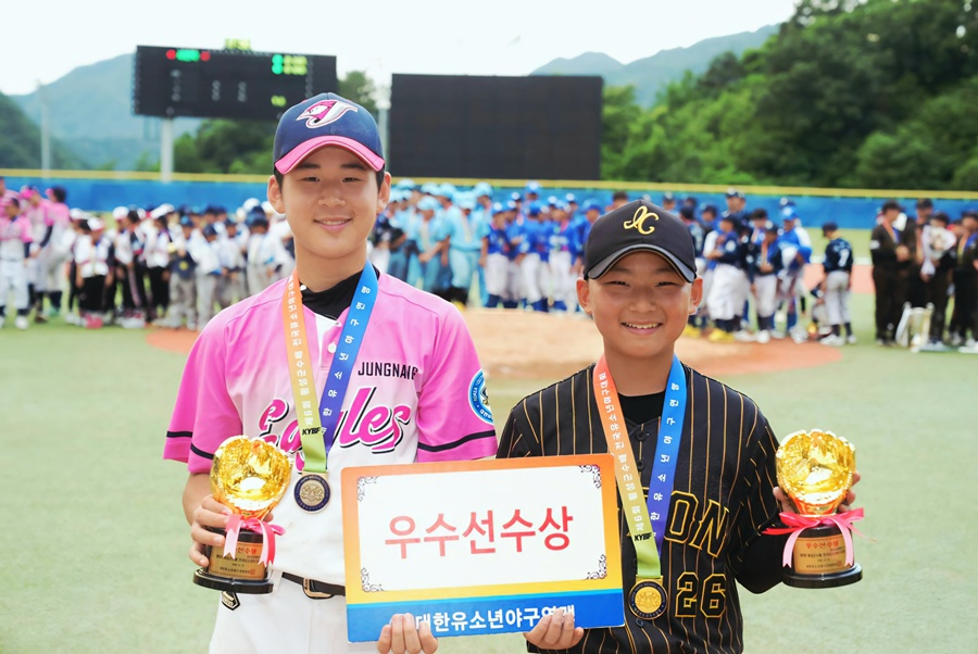 우수선수상을 받은 김승재(왼쪽·서울 중랑이글스유소년야구단)와 이현서(경기 이천시유소년야구단). /사진=대한유소년야구연맹