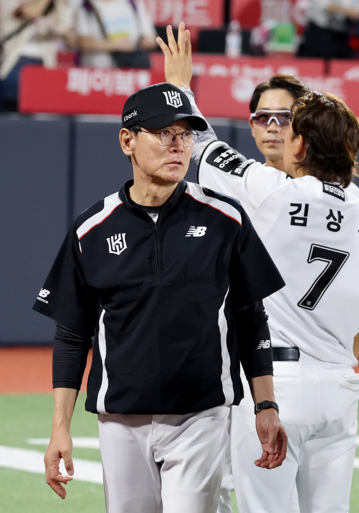 KT 이강철 감독이 7일 수원KT위즈파크에서 열리는 2026KBO리그 전반기 마지막 3연전 키움히어로즈와 KT위즈 경기에서 승리한 후 포수 한승택과 이야기를 나누고 있다. 2026.07.07. /사진=강영조 cameratalks@