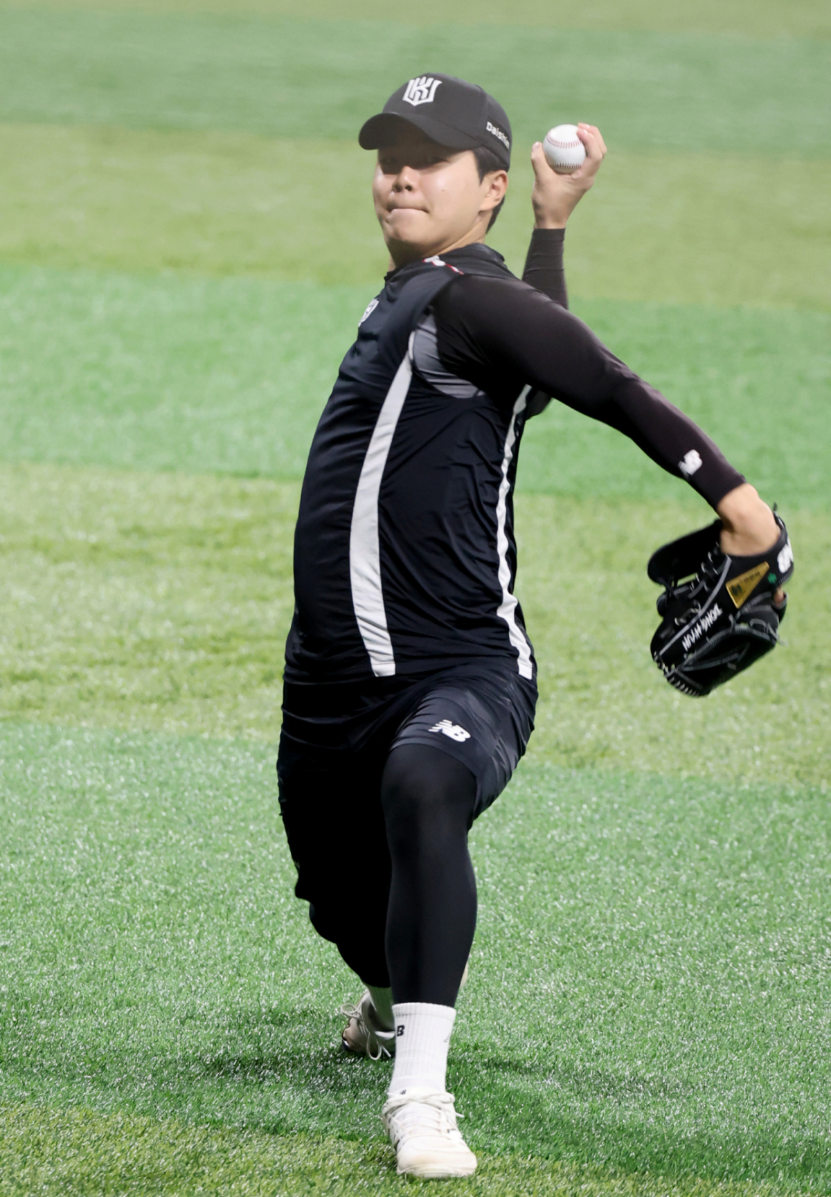 KT 불펜투수 손동현이 8일 고척스카이돔에서 열리는 2026KBO리그 KT위즈와 키움히어로즈 경기에 앞서 외야에서 박영현의 볼을 포수처럼 받아주고 있다. 2026.05.08. /사진=강영조 cameratalks@
