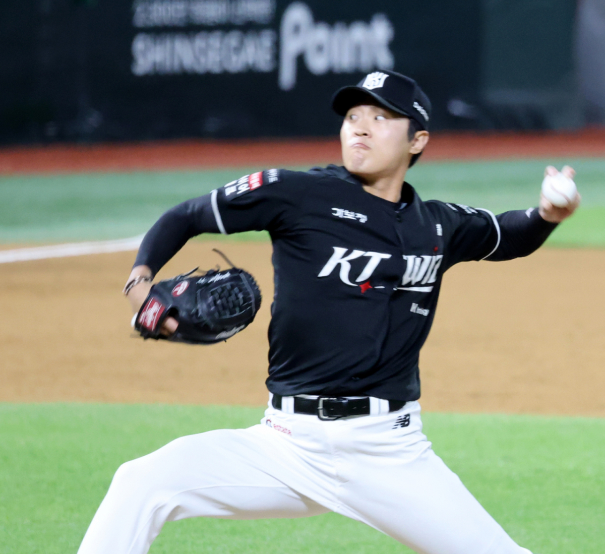 KT 좌완불펜 전용주가 5일 인천SSG랜더스필드에서 열린 2026KBO리그 SSG랜더스와 KT위즈 경기 5회말 문용익에 이어 등판하고 있다. 2026.06.05. /사진=강영조 cameratalks@