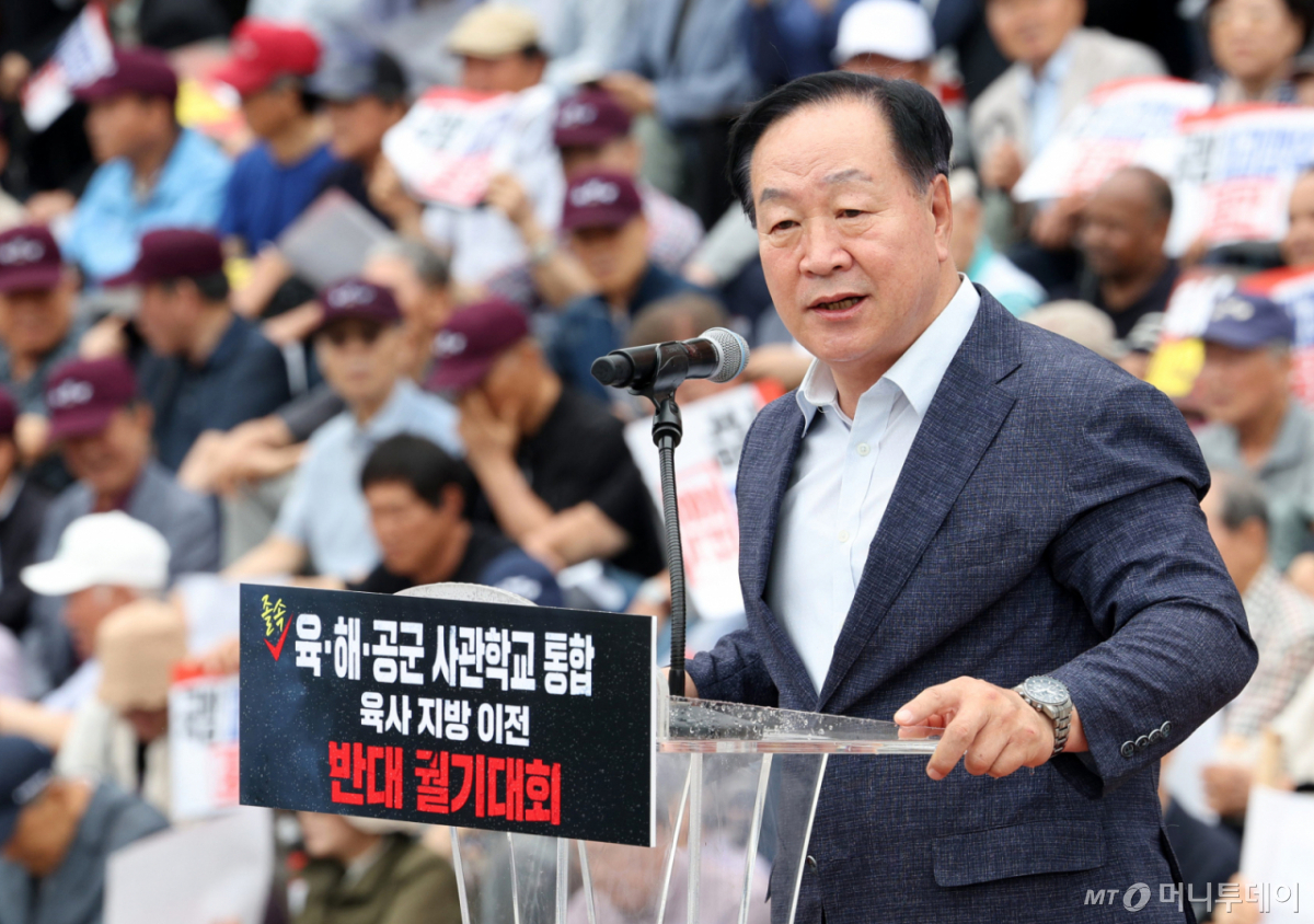 [서울=뉴시스] 고범준 기자 = 한기호 국민의힘 의원이 8일 서울 여의도 국회 본관 앞에서 열린 육·해·공군 사관학교 통합 반대 총궐기대회에서 발언하고 있다. 2026.07.08. bjko@newsis.com 