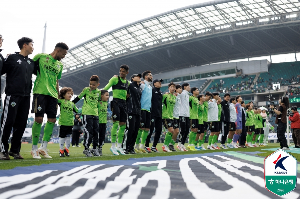 전북 현대 선수단이 지난 4월 현대가 더비 승리 후 관중 앞에서 세리머니하고 있다. /사진=한국프로축구연맹 제공