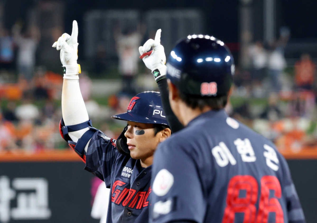 롯데 8번타자 장두성이 19일 대전한화생명볼파크에서 열리는 2026KBO리그 한화이글스와 롯데자이언츠 경기 8회초 1사 3루에서 역전안타로 출루하고 있다. 2026.05.19. /사진=강영조 cameratalks@