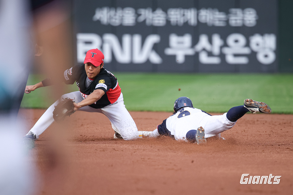8일 부산 사직야구장에서 열린 롯데 자이언츠와 KIA 타이거즈의 경기 모습. 롯데 황성빈이 2루 도루를 시도히고 있다. /사진=롯데 자이언츠 제공