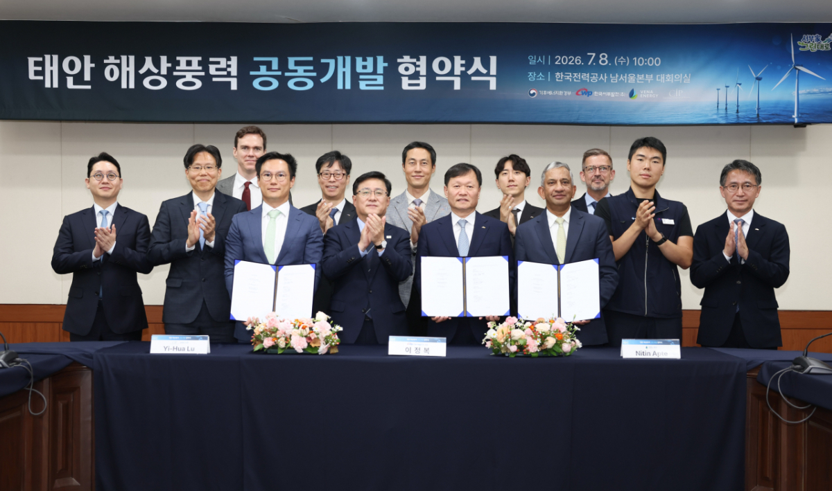 한국서부발전은 8일 서울 영등포 한국전력공사 남서울본부에서 글로벌 재생에너지 개발사인 뷔나에너지, 코펜하겐 인프라스트럭처 파트너스(CIP)와 태안해상풍력 공동개발협약(JDA·Joint Development Agreement)을 체결했다. 사진은 김성환 기후에너지환경부 장관(앞줄 왼쪽 두 번째)과 이정복 서부발전 사장(세 번째), 니틴 압테(Nitin Apte) 뷔나에너지 최고경영자(네 번째), 이화 루(Yi-Hua Lu) 코펜하겐 인프라스트럭처 파트너스 아시아·태평양 대표(첫 번째) 등 참석자들이 기념촬영하는 모습/사진제공=한국서부발전.