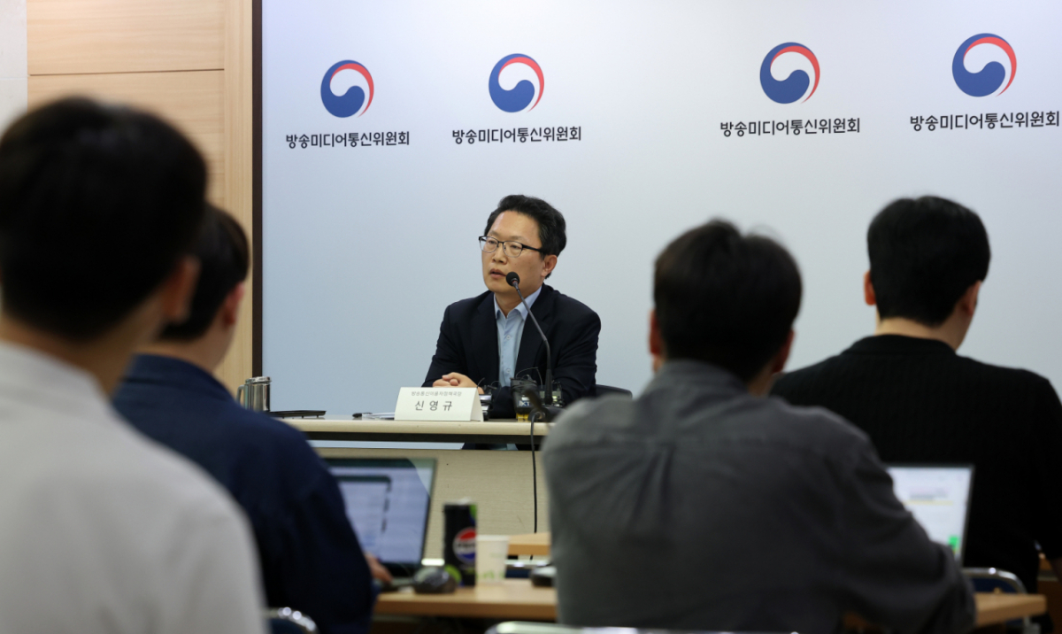 신영규 방송미디어통신위원회 방송통신이용자정책국장이 8일 경기도 정부과천청사 방송미디어통신위원회에서 '불법·허위조작정보 유통 방지를 위한 정보통신망법 가이드라인' 브리핑을 하고 있다. /사진=뉴스1