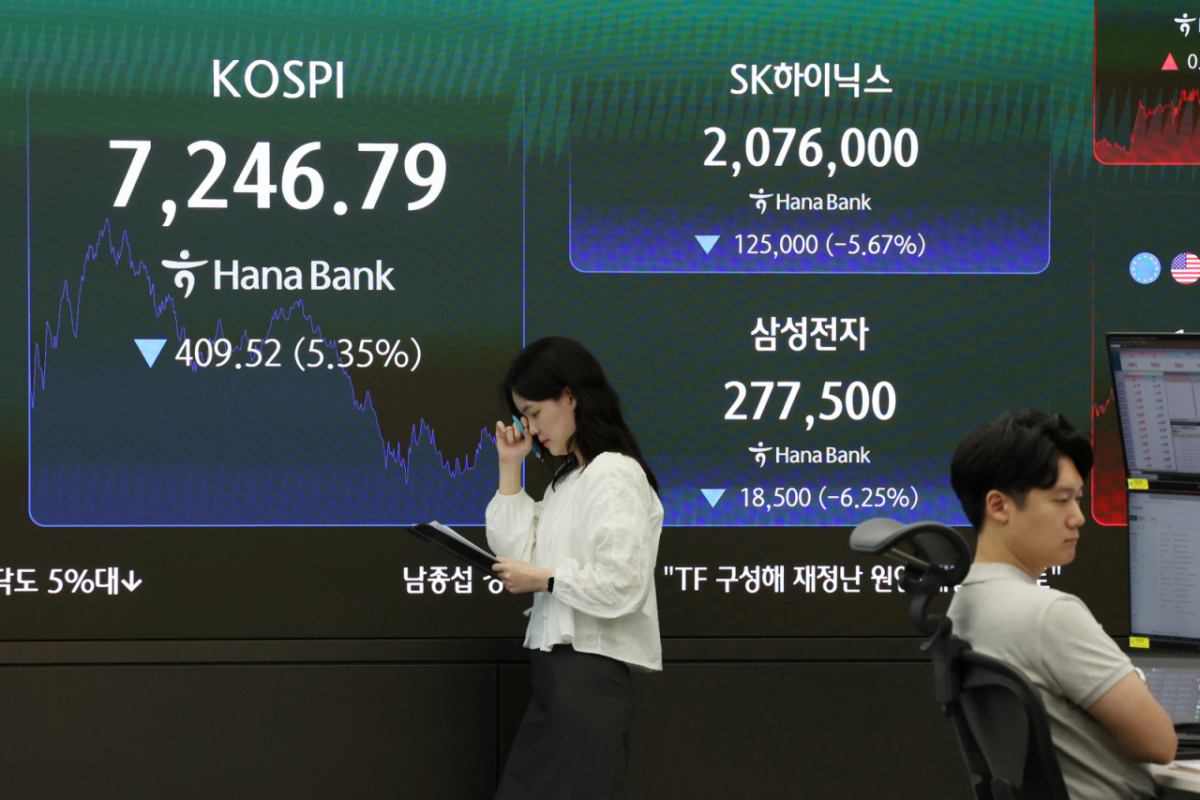 [서울=뉴시스] 김진아 기자 = 코스피·코스닥이 5%대 하락 마감한 8일 서울 중구 하나은행 딜링룸에서 딜러들이 업무를 보고 있다.   코스피는 7246.79로 409.52포인트(5.35%) 하락했고, 코스닥은 785.00으로 46.23포인트(5.56%) 내렸다. 2026.07.08. bluesoda@newsis.com /사진=김진아
