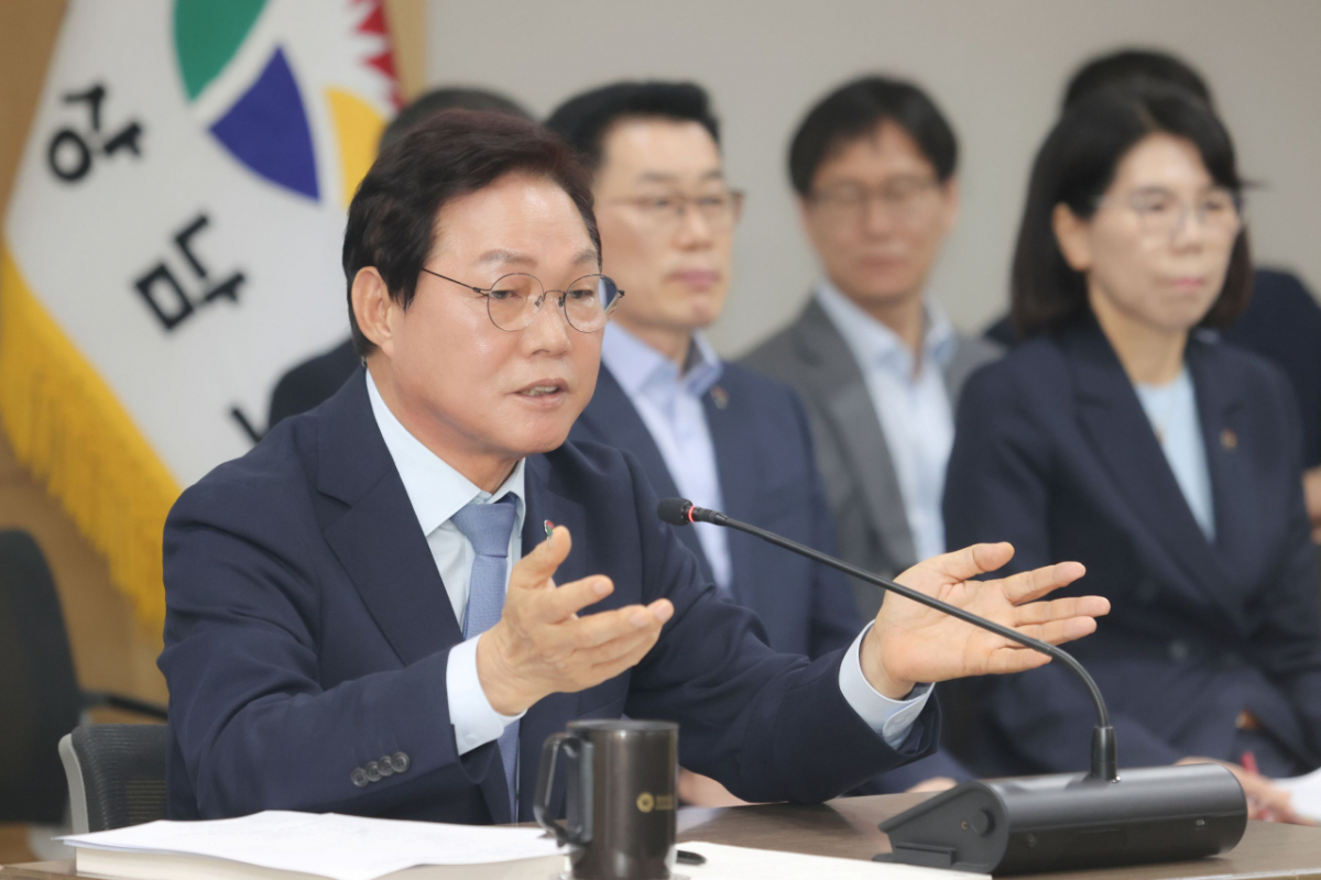 박완수 경남도지사(왼쪽)가 도정 운영 방향과 핵심과제를 설명하고 있다./사진제공=경남도
