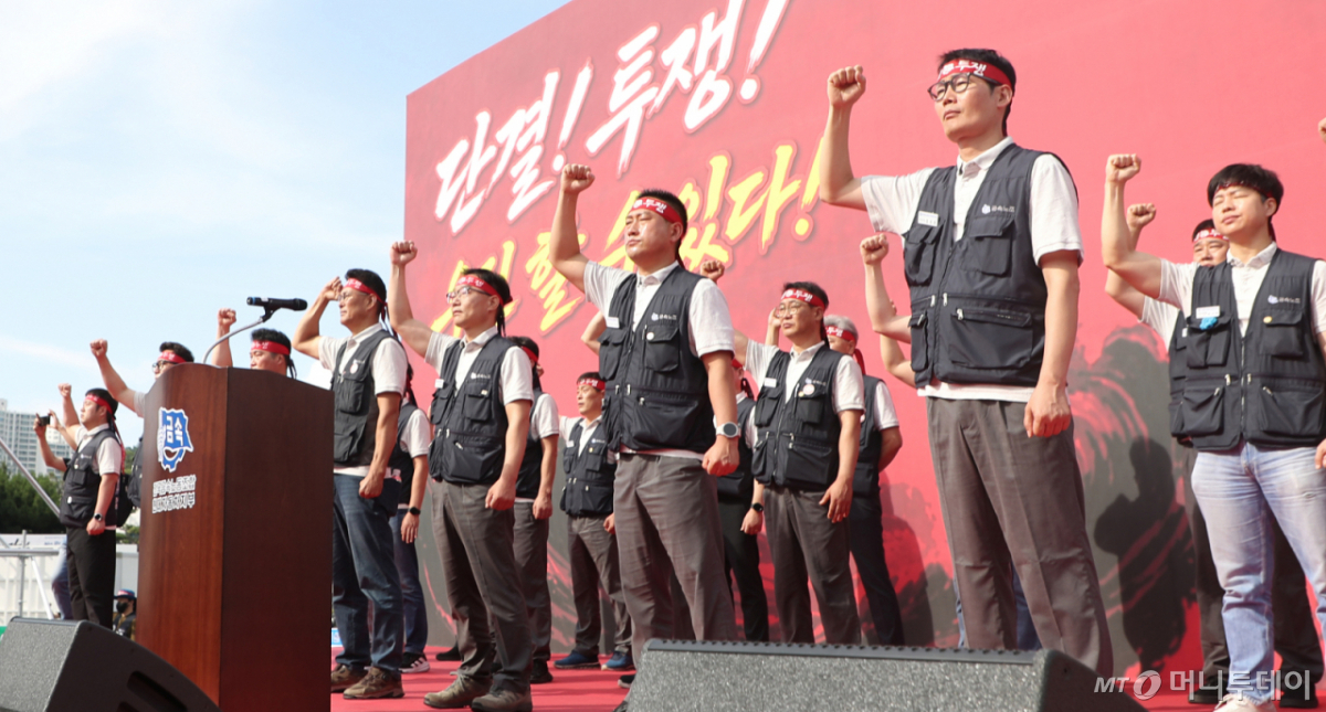 현대차 노조 조합원들이 지난달 30일 현대차 울산공장에서 2026년 단체교섭 투쟁 승리를 위한 중앙쟁의대책위원회 출범식과 전 조합원 결의대회를 하고 있다./사진= 뉴스1