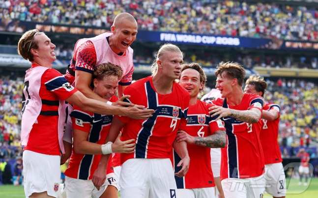 2026 국제축구연맹(FIFA) 북중미 월드컵에서 돌풍을 일으키고 있는 노르웨이 대표팀이 8강전을 앞두고 선수단 내 컨디션 난조라는 변수와 마주했다. 사진은 지난 5일(현지시간) 미국 뉴저지주 이스트 러더퍼드 뉴욕·뉴저지 스타디움에서 열린 2026 FIFA 북중미 월드컵 16강 브라질과 노르웨이의 경기에서 노르웨이의 엘링 홀란드가 두 번째 골을 넣은 뒤 동료들과 함께 기뻐하고 있는 모습./로이터=뉴스1