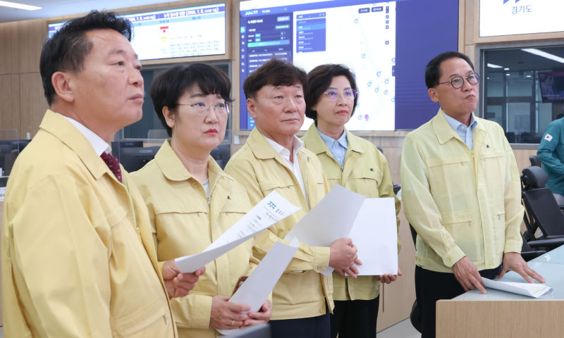 남종섭 경기도의장(가운데)을 비롯한 의장단과 교섭단체 대표의원들이 첫 일정으로 도청 재난상황실을 방문했다./사진제공=경기도의회