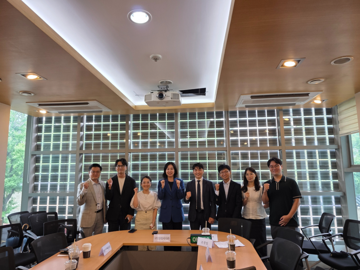 통일부가 8일 허은아 청와대 국민통합비서관(왼쪽에서 네번째)·정대진 통일정책비서관(왼쪽에서 첫번째)과 북한이탈주민(북향민) 청년들이 함께하는 소통 간담회를 개최했다.