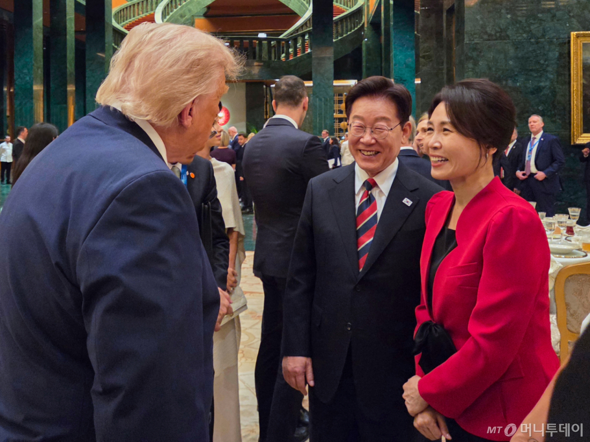 (앙카라(튀르키예)=뉴스1) 이재명 기자 = 북대서양조약기구(NATO·나토) 정상회의에 참석 중인 이재명 대통령과 김혜경 여사가 7일(현지시간) 튀르키예 앙카라 대통령궁에서 열린 튀르키예 대통령 내외 주최 공식 환영만찬에서 도널드 트럼프 미국 대통령과 대화하고 있다. (공동취재) 2026.7.8/뉴스1 Copyright © 뉴스1. All rights reserved. 무단 전재 및 재배포, AI학습 이용 금지. /사진=(앙카라(튀르키예)=뉴스1) 이재명 기자