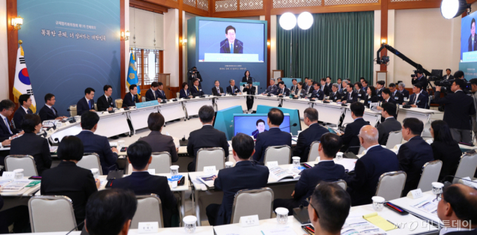 [서울=뉴시스] 고범준 기자 = 이재명 대통령이 15일 청와대에서 열린 규제합리화위원회 제1차 전체회의에서 발언하고 있다. (청와대통신사진기자단) 2026.04.15./사진=