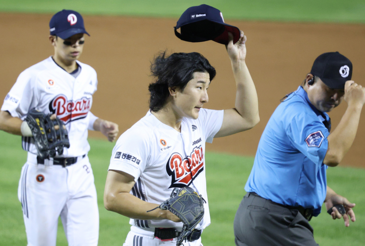 두산 베어스 투수 곽빈이 8일 서울 잠실야구장에서 열린 SSG 랜더스와 2026 신한 SOL KBO리그 홈경기에서 선발 등판해 7회 투구를 마친 후 모자를 벗어 환호하는 관중들에게 인사하고 있다. /사진=김진경 대기자