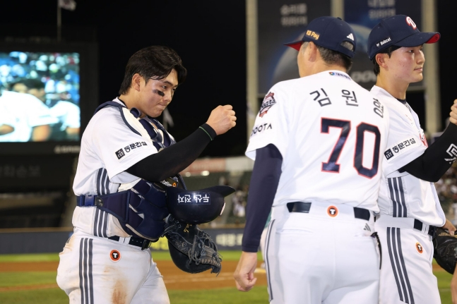 두산 베어스 윤준호(왼쪽)가 8일 서울 잠실야구장에서 열린 SSG 랜더스와 2026 신한 SOL KBO리그 홈경기에서 승리 후 김원형 감독과 하이파이브를 하고 있다. /사진=두산 베어스 제공