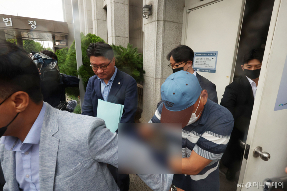 (전남광주=뉴스1) 박지현 기자 = 여고생 살해범 장윤기 사건 관련 공무상비밀누설과 증거인멸 혐의를 받는 광산경찰서 소속 A 강력팀장이 8일 오전 구속 전 피의자 심문(영장실질심사)을 마치고 법정을 나서고 있다. 2026.7.8/뉴스1 Copyright © 뉴스1. All rights reserved. 무단 전재 및 재배포, AI학습 이용 금지. /사진=(전남광주=뉴스1) 박지현 기자