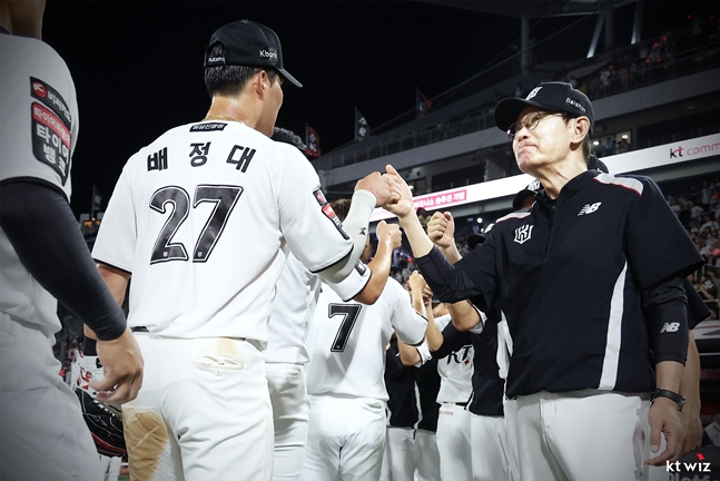 배정대(왼쪽)과 이강철 감독. /사진=KT 위즈