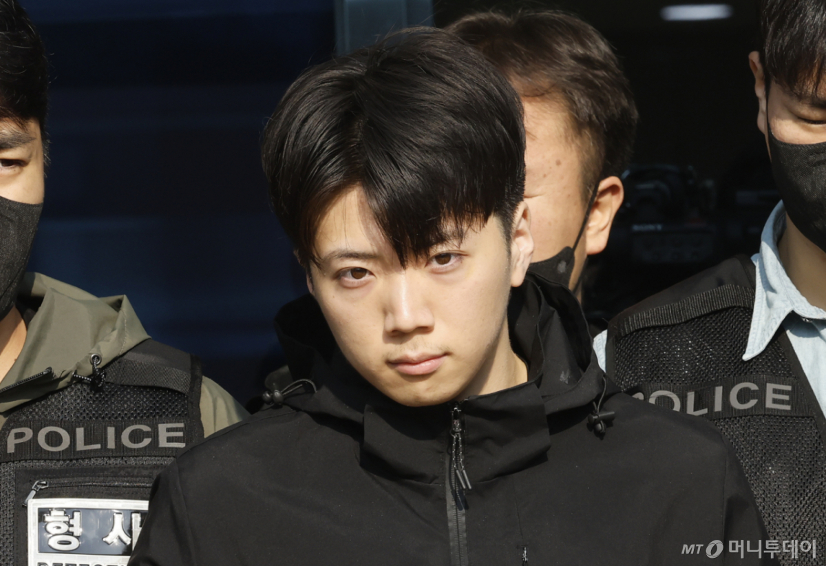 (광주=뉴스1) 김태성 기자 = 광주 도심에서 일면식도 없는 10대 여고생을 살해한 장윤기 씨가 14일 오전 광주 서부경찰서에서 검찰로 송치되고 있다. 2026.5.14/뉴스1  Copyright © 뉴스1. All rights reserved. 무단 전재 및 재배포,  AI학습 이용 금지. /사진=(광주=뉴스1) 김태성 기자