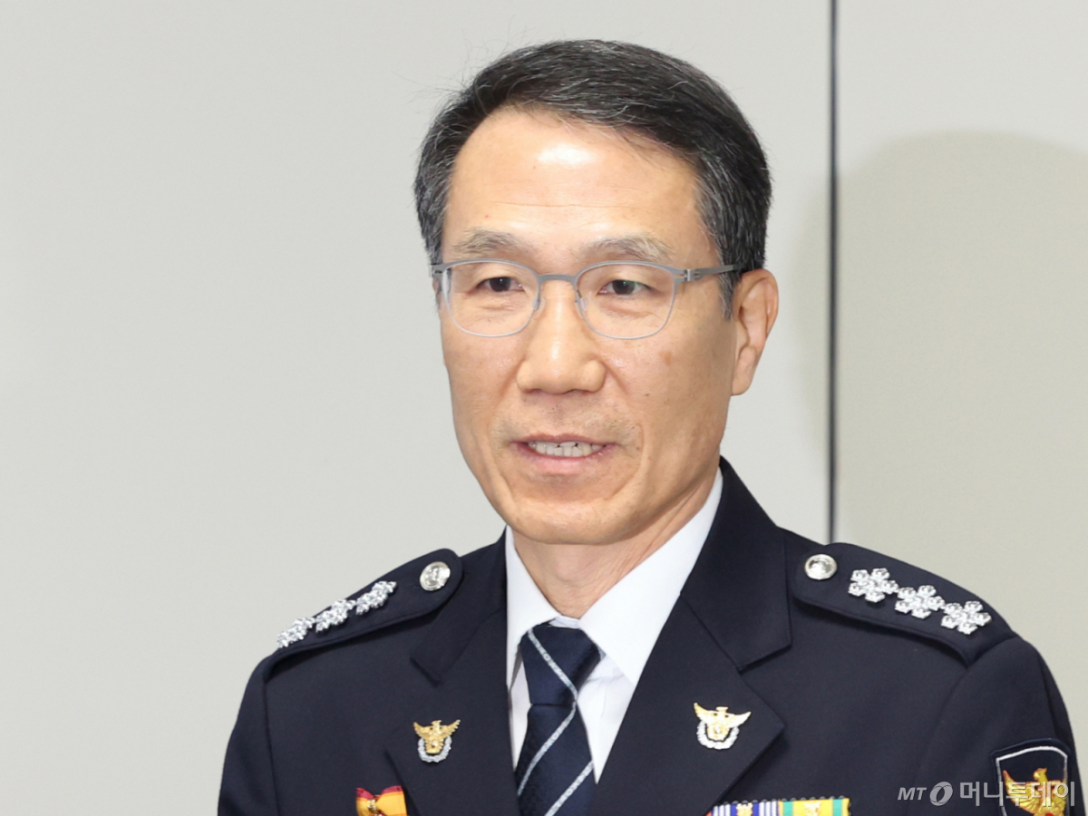 (서울=뉴스1) 황기선 기자 = 유재성 경찰청장 직무대행이 18일 오전 서울 서대문구 경찰청에서 열린 제9회 전국동시지방선거 선거사범 수사상황실 현판식을 마치고 회의를 위해 이동하고 있다. 2026.3.18/뉴스1 Copyright © 뉴스1. All rights reserved. 무단 전재 및 재배포, AI학습 이용 금지. /사진=(서울=뉴스1) 황기선 기자