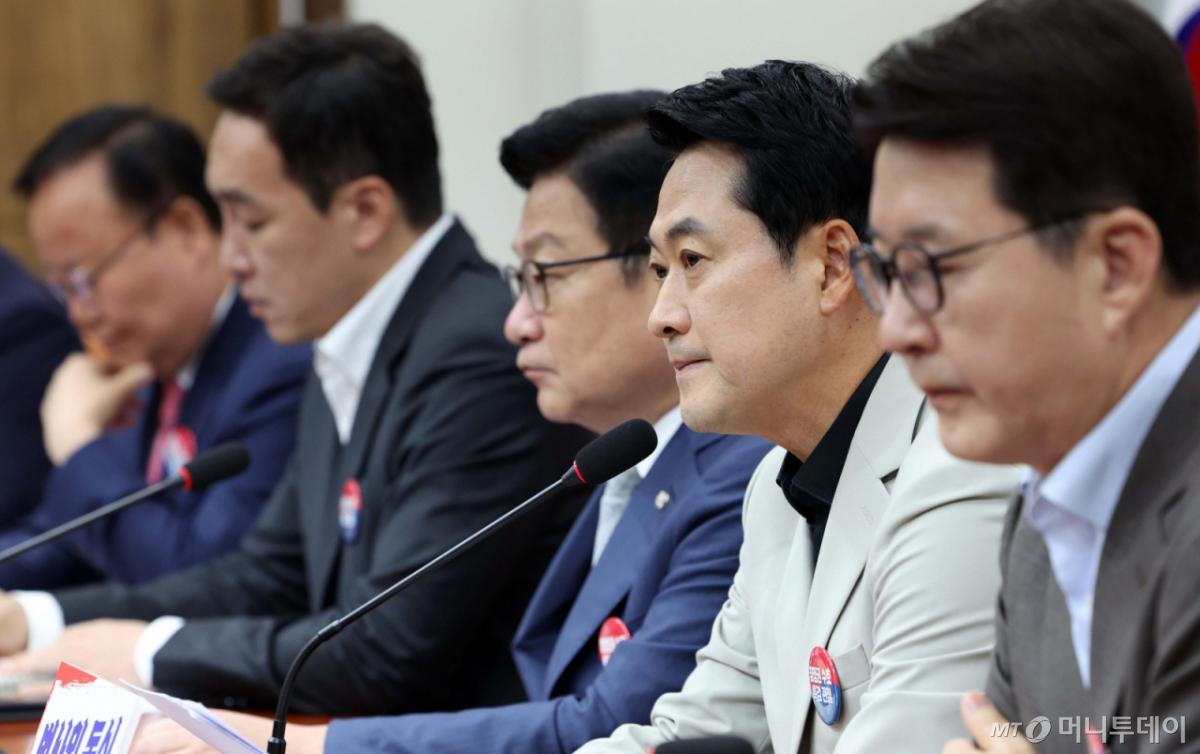 [서울=뉴시스] 고범준 기자 = 장동혁 국민의힘 대표가 9일 서울 여의도 국회에서 열린 최고위원회의에서 발언하고 있다. 2026.07.09. bjko@newsis.com /사진=고범준