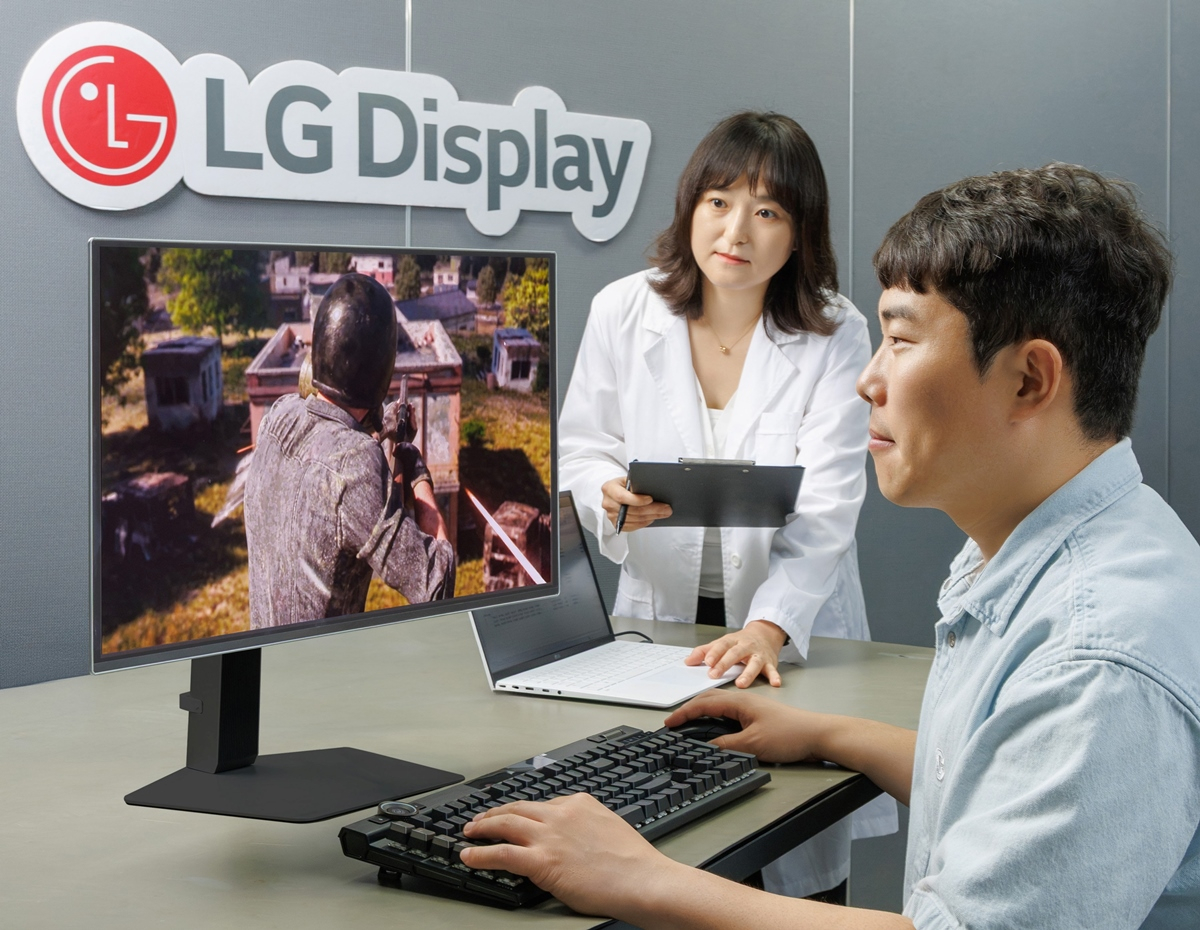 LG디스플레이 직원이 게이밍 모니터 주사율과 게임 수행능력 간의 상관관계를 입증하는 실험을 하고 있다./사진제공==LG디스플레이