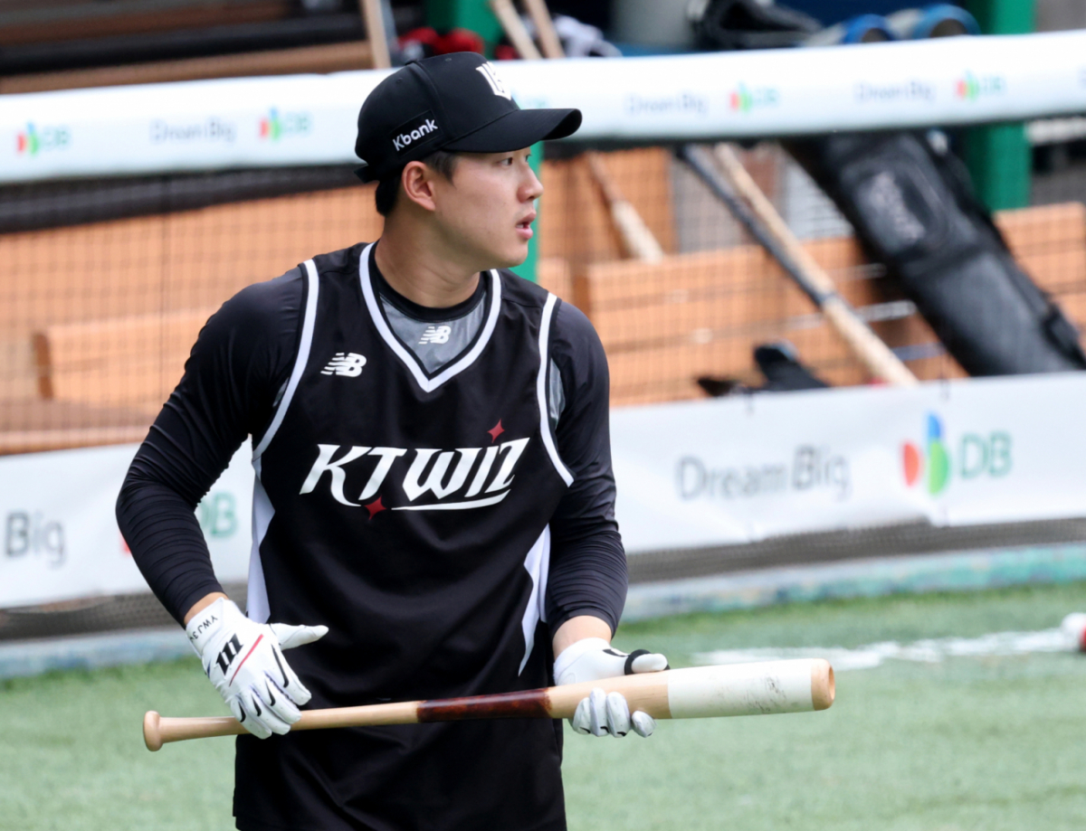 2026 신한 SOL KBO리그 두산 베어스 대 KT 위즈 경기가 27일 서울 잠실야구장에서 열렸다.  KT 최원준이 타격 훈련을 하고 있다. /사진=김진경 kim.jinkyung@