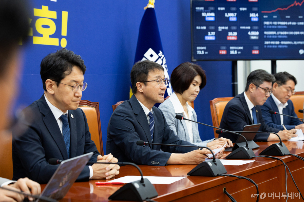 한병도 더불어민주당 당대표 직무대행 겸 원내대표가 9일 서울 여의도 국회에서 열린 정책조정회의에서 모두 발언을 하고 있다. /사진=뉴스1