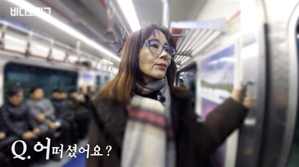 SBS 비디오머그에서 바뀐 지하철 소리를 듣는 고 강희선 성우. 사진=방송 영상 캡처 