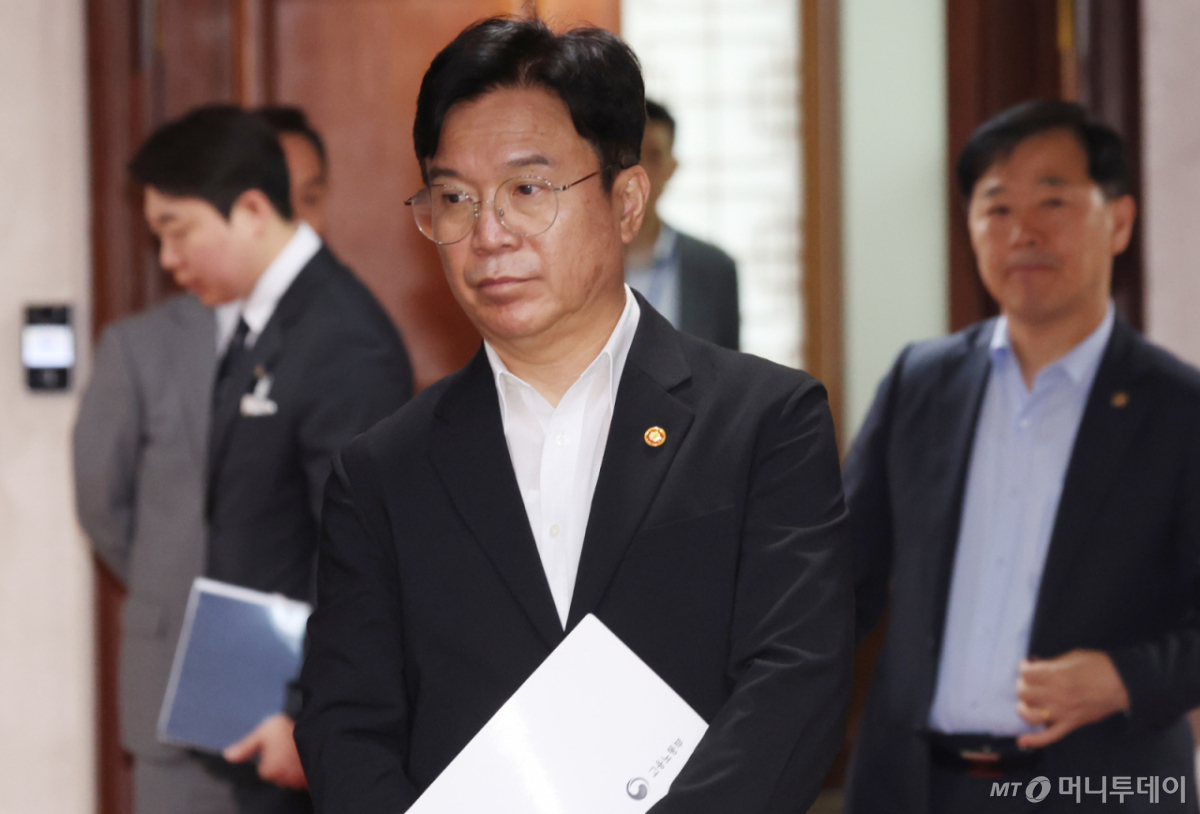 (서울=뉴스1) 김명섭 기자 = 김영훈 고용노동부 장관이 9일 오전 서울 종로구 세종대로 정부서울청사에서 열린 국가정책조정회의에 참석하고 있다. 이날 참석자들은 AI 민주정부 실현전략(안), 산업전환 고용안정 기본계획 등을 논의했다. 2026.7.9/뉴스1 Copyright © 뉴스1. All rights reserved. 무단 전재 및 재배포, AI학습 이용 금지. /사진=(서울=뉴스1) 김명섭 기자