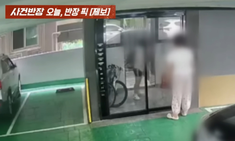 울산 한 빌라에서 등교를 위해 집을 나서던 여학생이 피범벅 남성을 맞닥뜨리는 모습. /사진=JTBC '사건반장' 방송화면 캡처 