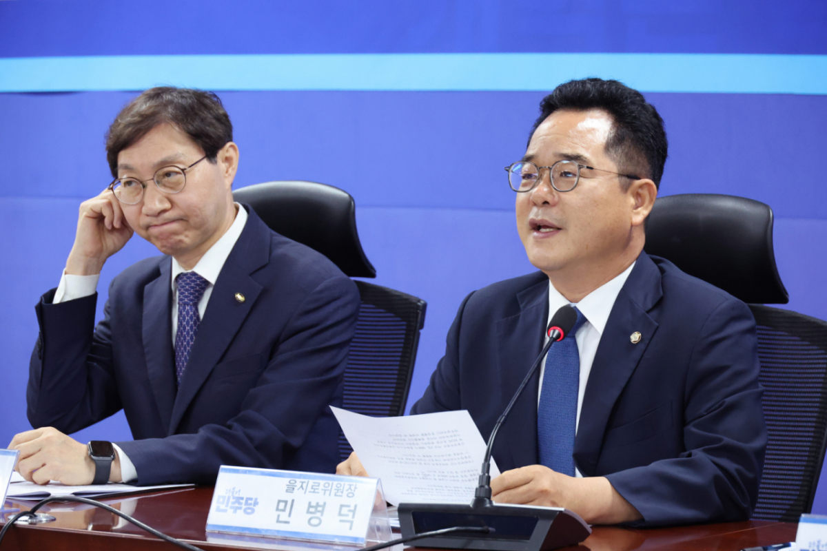 (서울=뉴스1) 신웅수 기자 = 민병덕 더불어민주당 을지로위원장(오른쪽)이 9일 서울 여의도 국회 의원회관에서 열린 홈플러스 회생을 위한 국민연금공단 이사장 간담회에서 발언하고 있다. 2026.7.9/뉴스1 Copyright © 뉴스1. All rights reserved. 무단 전재 및 재배포, AI학습 이용 금지. /사진=(서울=뉴스1) 신웅수 기자