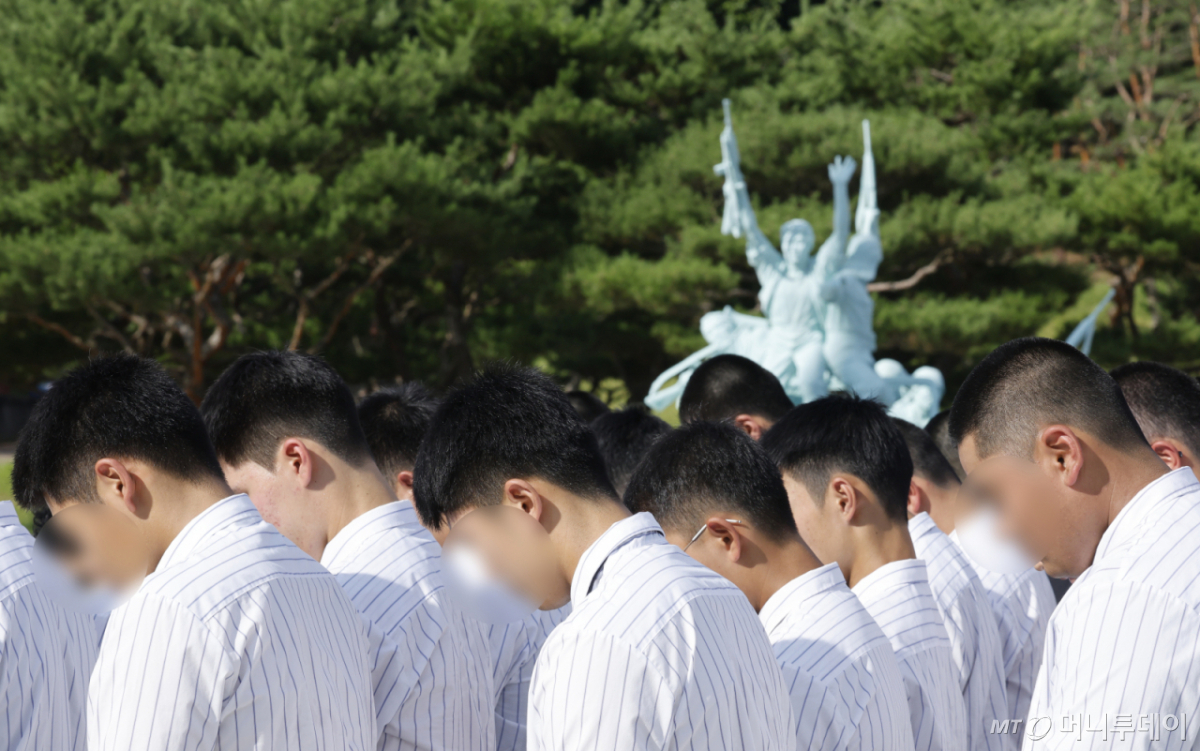배재고등학교 야구부 선수단이 6일 광주 국립 5.18민주묘역을 방문해 헌화 참배하고 있다./사진=뉴스1