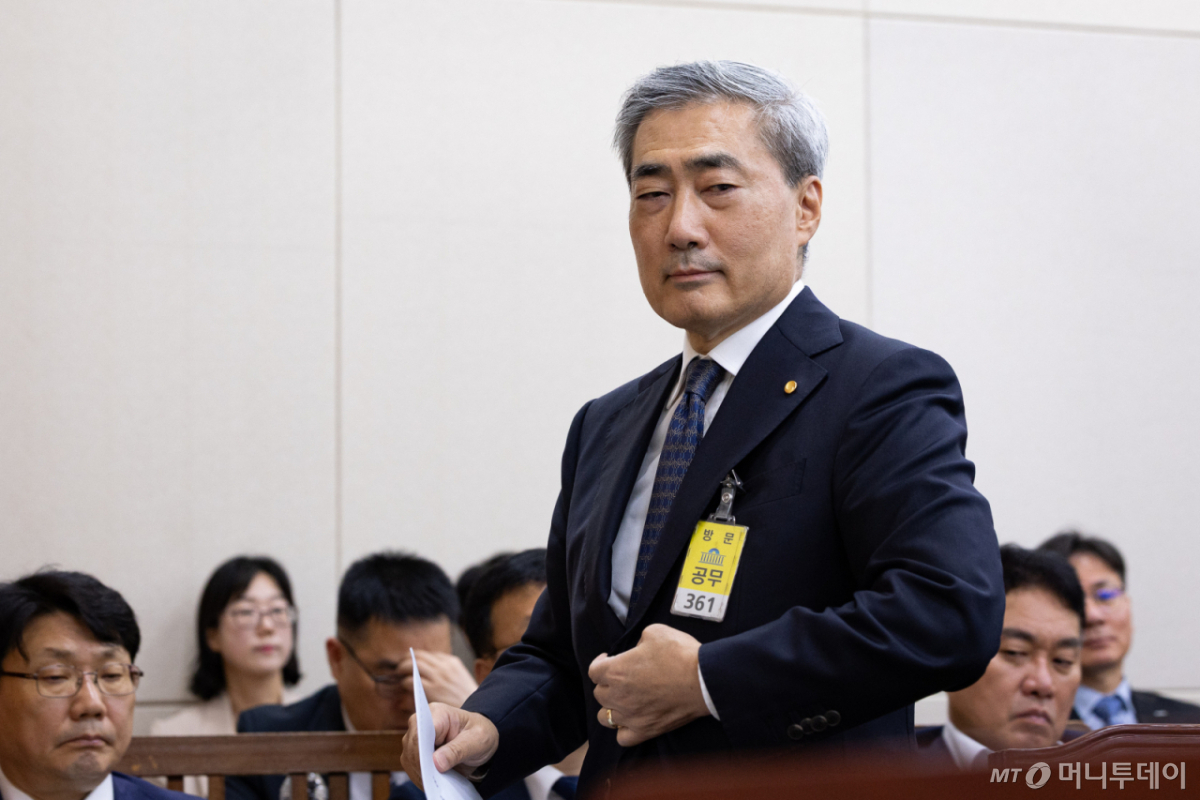 (서울=뉴스1) 유승관 기자 = 신현송 한국은행 총재가 9일 서울 여의도 국회에서 열린 제437회 국회(임시회) 재정경제기획위원회 제2차 전체회의에 출석해 업무보고를 위해 발언대로 향하고 있다. 2026.7.9/뉴스1 Copyright © 뉴스1. All rights reserved. 무단 전재 및 재배포, AI학습 이용 금지. /사진=(서울=뉴스1) 유승관 기자