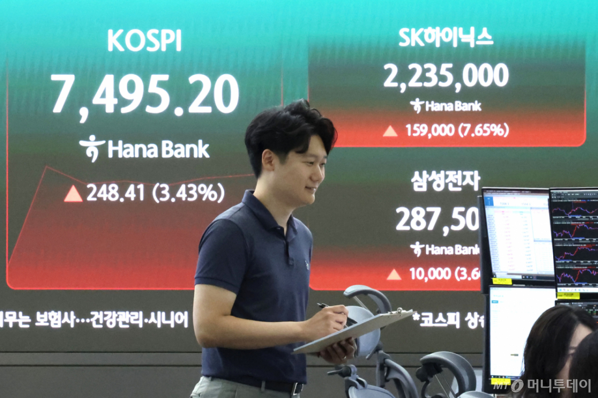 (서울=뉴스1) 이종수 기자 = 9일 오전 서울 중구 하나은행 본점 딜링룸 전광판에 SK하이닉스, 삼성전자 지수가 표시되고 있다. 하이닉스와 삼성전자의 상승에 힘입어 이날 코스피 지수는 전 거래일 대비 3.31% 오른 7486.64로 상승 출발했다. 2026.7.9/뉴스1 Copyright © 뉴스1. All rights reserved. 무단 전재 및 재배포, AI학습 이용 금지. /사진=(서울=뉴스1) 이종수 기자