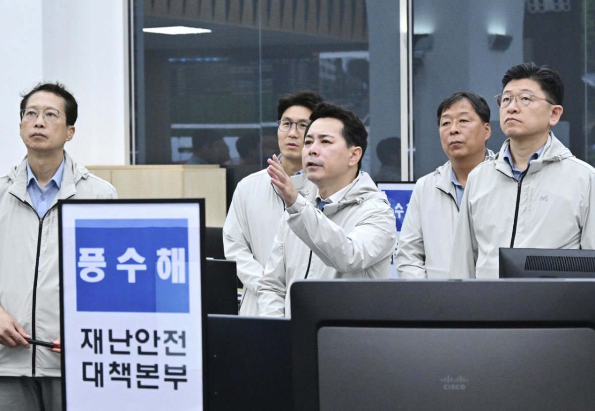 이달 8일 임만균 서울시의회 의장(가운데)이 재난안전대책본부 상황실에서 ‘2026 풍수해 안전대책 보고’를 받고 있다. /사진제공=서울시의회