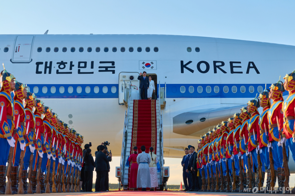 (울란바타르(몽골)=뉴스1) 이재명 기자 = 몽골을 국빈 방문하는 이재명 대통령과 김혜경 여사가 9일(현지시간) 칭기스칸 국제공항에 도착해 환영객에게 인사하고 있다. (공동취재) 2026.7.9/뉴스1 Copyright © 뉴스1. All rights reserved. 무단 전재 및 재배포, AI학습 이용 금지. /사진=(울란바타르(몽골)=뉴스1) 이재명 기자
