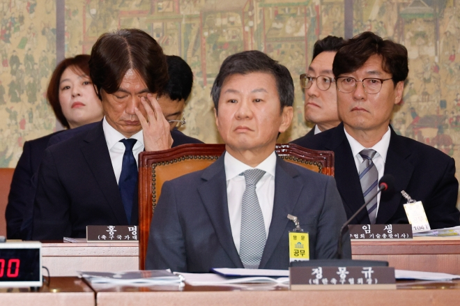 홍명보(왼쪽) 전 축구 국가대표팀 감독이 지난 2024년 국회 문화체육관광위원회에서 열린 대한축구협회 등에 대한 현안질의에 출석해 눈가를 매만지고 있다. 가운데는 정몽규 대한축구협회장, 오른쪽은 이임생 전 대한축구협회 기술총괄이사. /사진=뉴스1
