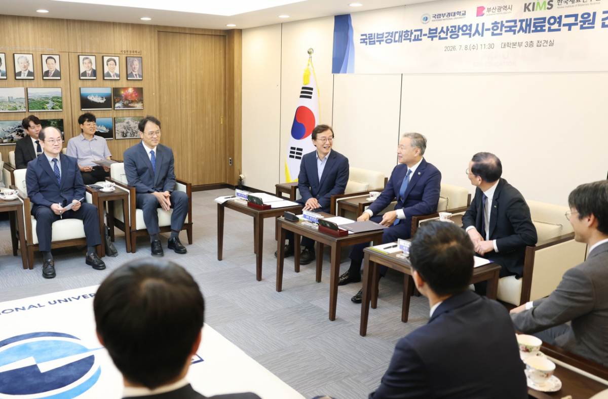 전재수 부산시장이 자신의 왼쪽으로 연이어 자리한 배상훈 국립부경대 총장, 최철진 한국재료연구원장과 해양AI소재연구센터 구축과 관련해 대화하고 있다./사진제공=부산시