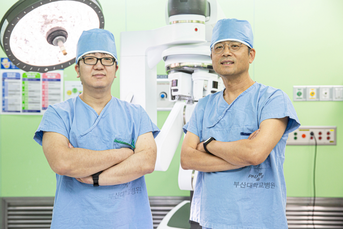 부산대병원 비뇨의학과 신동길 교수(오른쪽)와 김현우 교수./사진제공=부산대병원