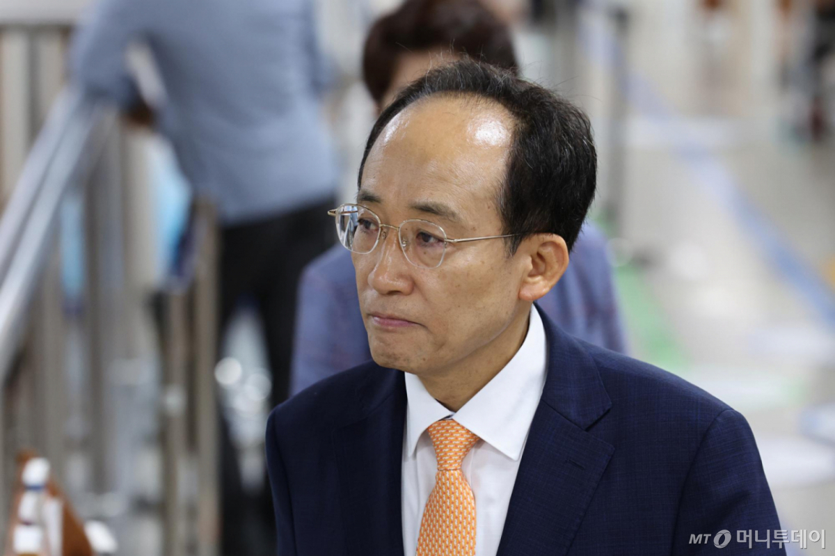 [서울=뉴시스] 김금보 기자 = 추경호 대구시장이 8일 오전 서울 서초구 서울중앙지방법원에서 '계엄 해제 표결 방해 혐의' 관련 6차공판에 출석하고 있다. 2026.07.08. kgb@newsis.com /사진=김금보