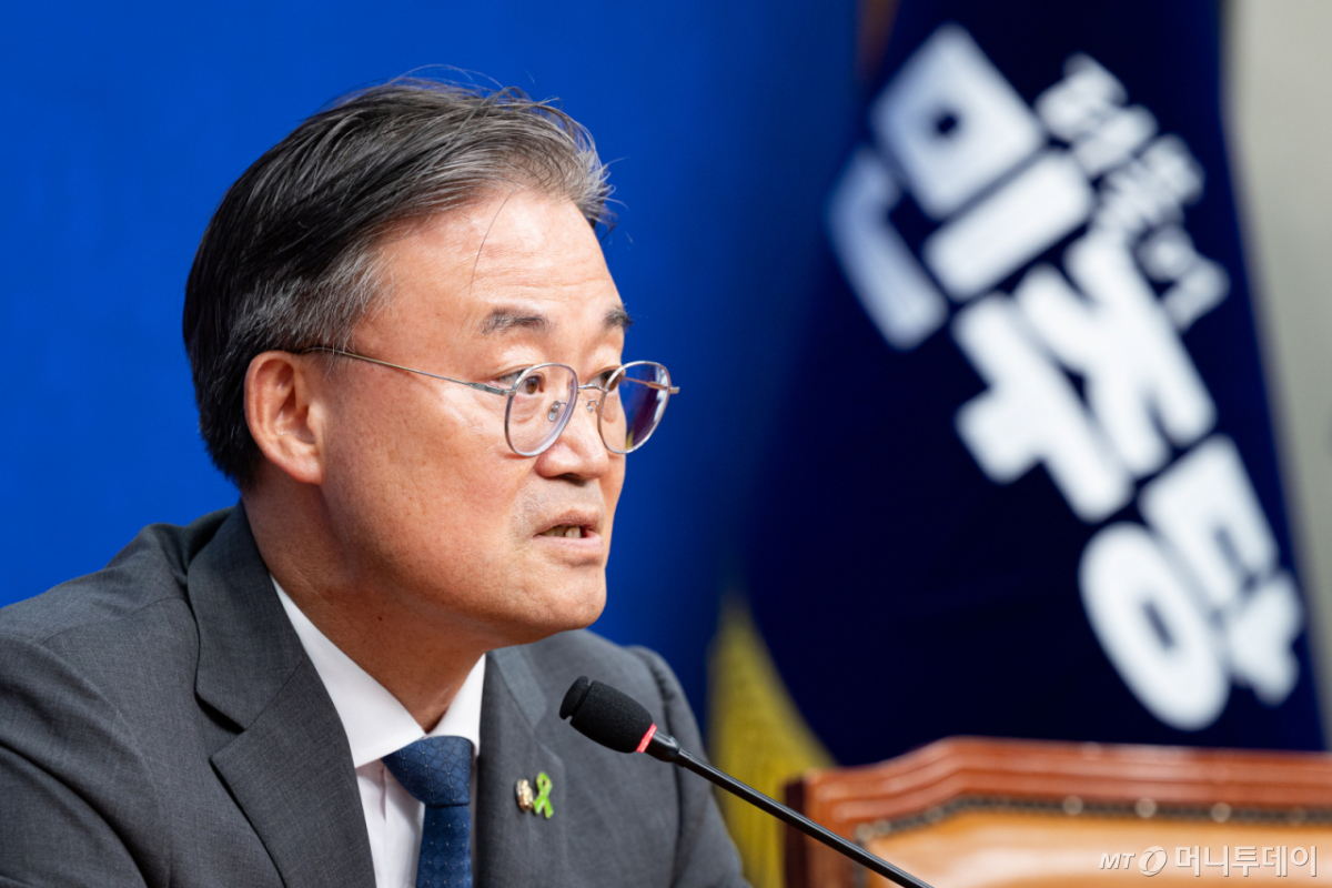 (서울=뉴스1) 유승관 기자 = 이연희 더불어민주당 전당대회준비위원회 대변인이 9일 서울 여의도 국회에서 이날 열린 전당대회준비위원회 전체회의 결과를 브리핑하고 있다. 2026.7.9/뉴스1 Copyright © 뉴스1. All rights reserved. 무단 전재 및 재배포, AI학습 이용 금지. /사진=(서울=뉴스1) 유승관 기자