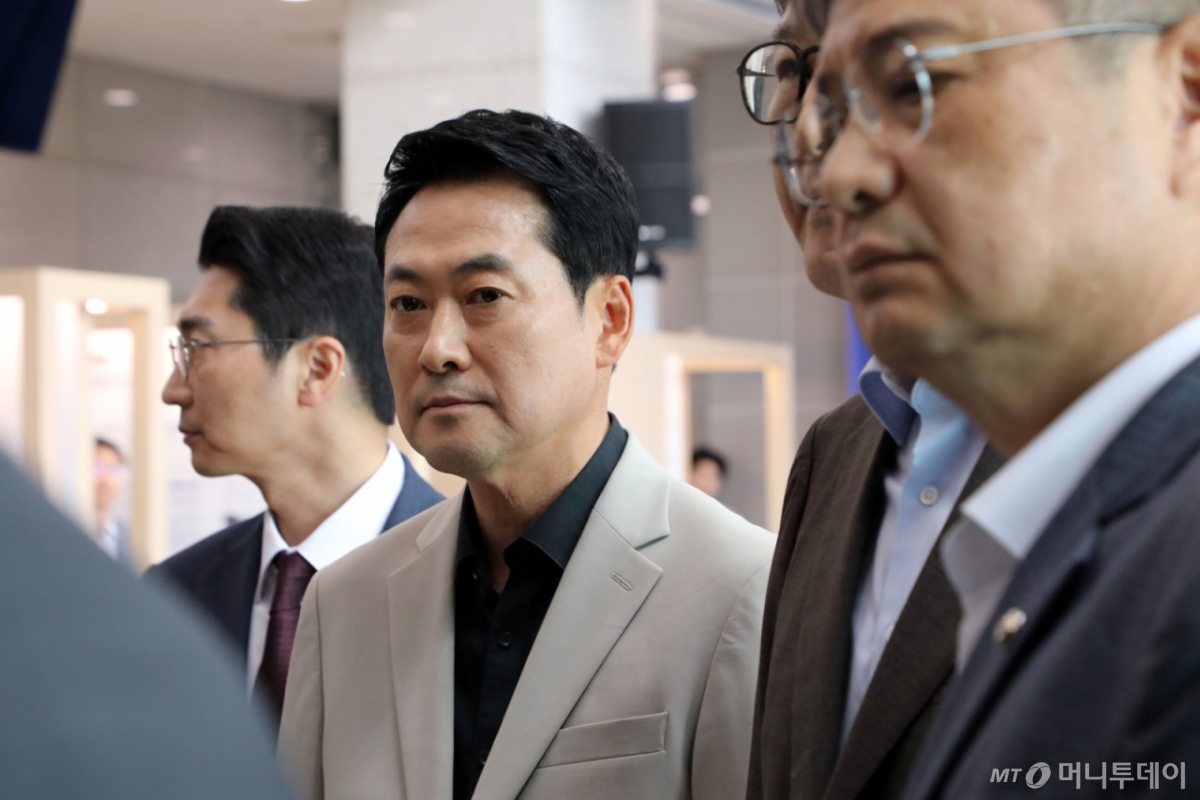 (광주=뉴스1) 이수민 기자 = 장동혁 국민의힘 대표와 지도부가 9일 장윤기 살인사건과 관련해 광주경찰청장을 면담하기 위해 전남광주 광주경찰청을 찾았으나 출입이 가로막혔다. 장 대표와 지도부가 경찰에 항의하고 있다. 2026.7.9/뉴스1 Copyright © 뉴스1. All rights reserved. 무단 전재 및 재배포, AI학습 이용 금지. /사진=(광주=뉴스1) 이수민 기자