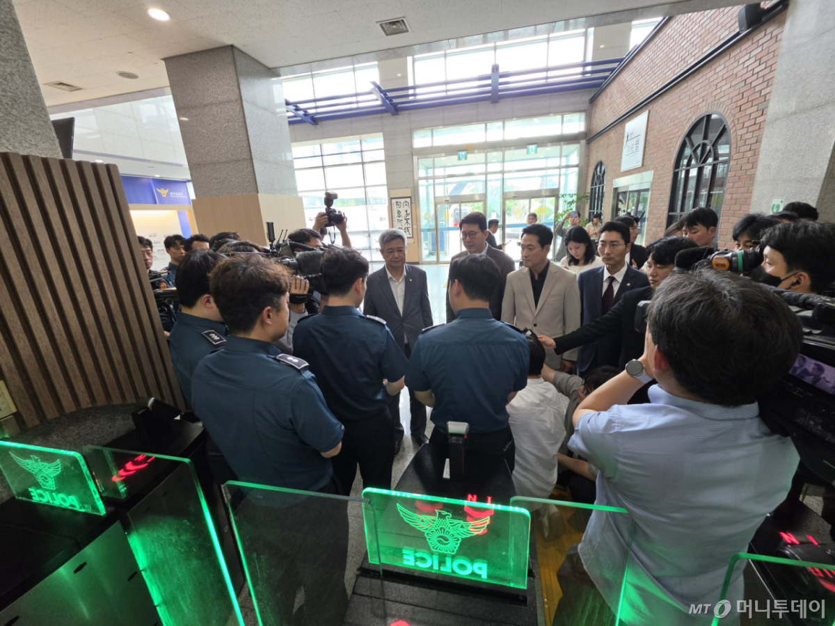 (광주=뉴스1) 이수민 기자 = 장동혁 국민의힘 대표와 지도부가 9일 장윤기 살인사건과 관련해 광주경찰청장을 면담하기 위해 전남광주 광주경찰청을 찾았으나 출입이 가로막혔다. 장 대표와 지도부가 출입 게이트 앞에서 항의하고 있다. 2026.7.9/뉴스1 Copyright © 뉴스1. All rights reserved. 무단 전재 및 재배포, AI학습 이용 금지. /사진=(광주=뉴스1) 이수민 기자