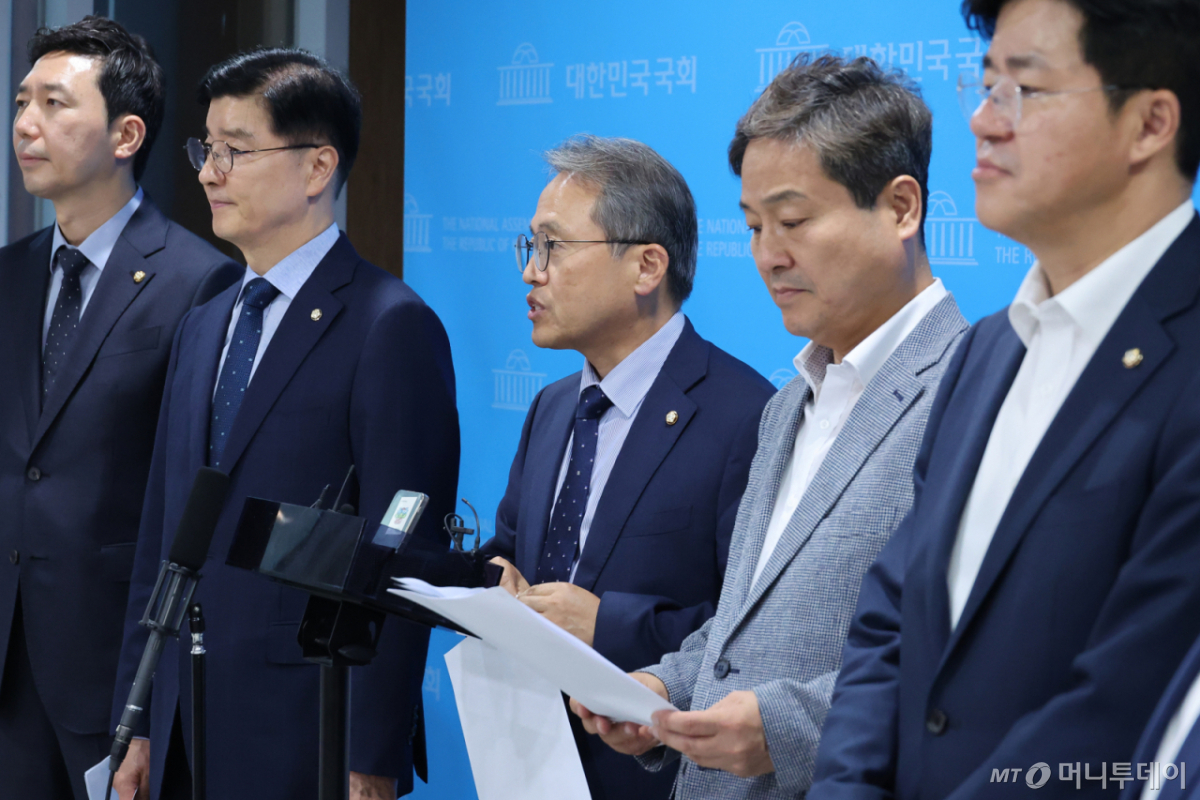 송기헌 의원을 비롯한 더불어민주당 선거제도개혁 TF 위원들이 9일 서울 여의도 국회 소통관에서 선관위 개혁 3법 발의 기자회견을 하고 있다. /사진=뉴스1